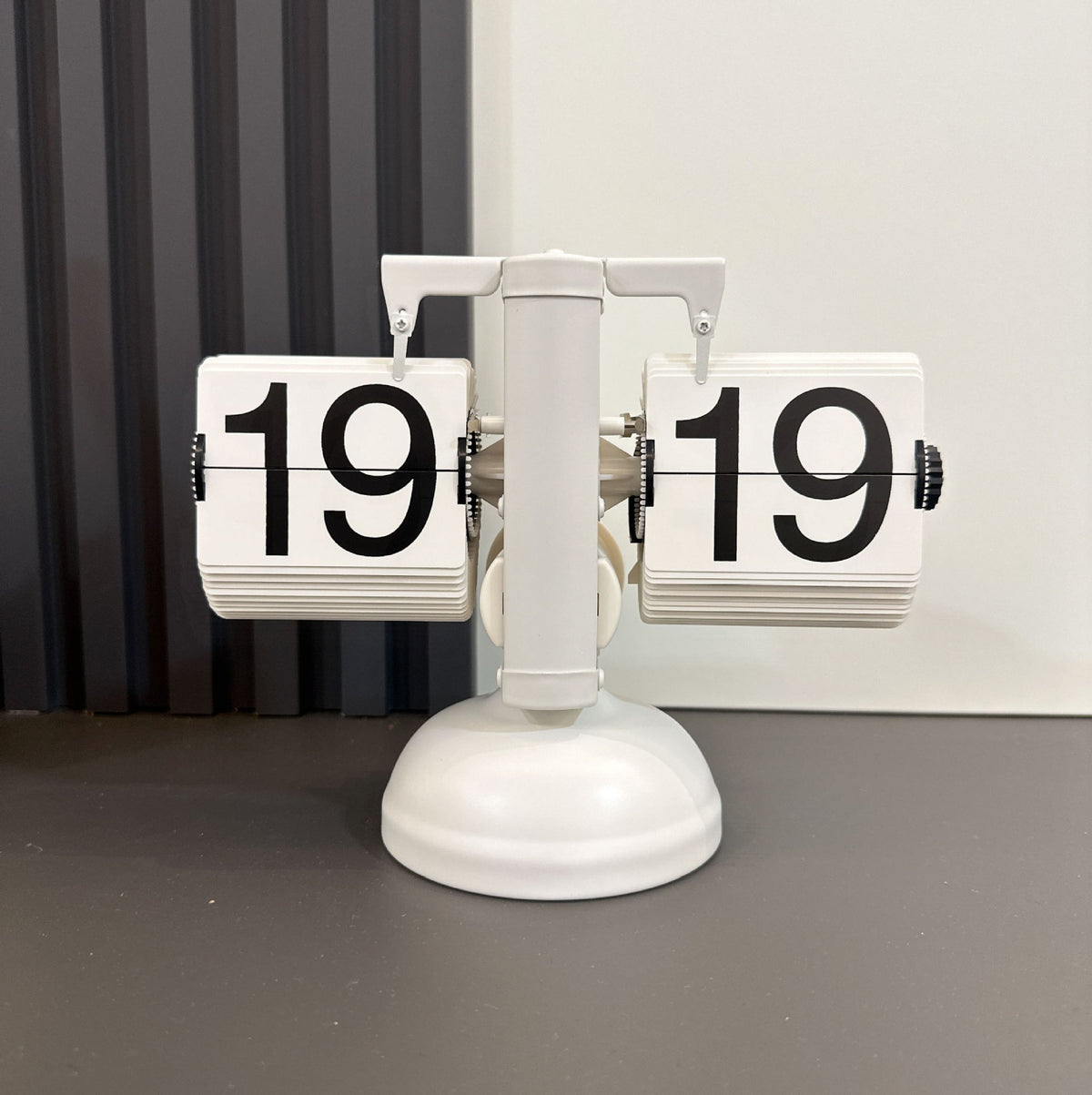 Retro Metal Flip Clock with Quartz Movement — QIUOLA | qiuola.com